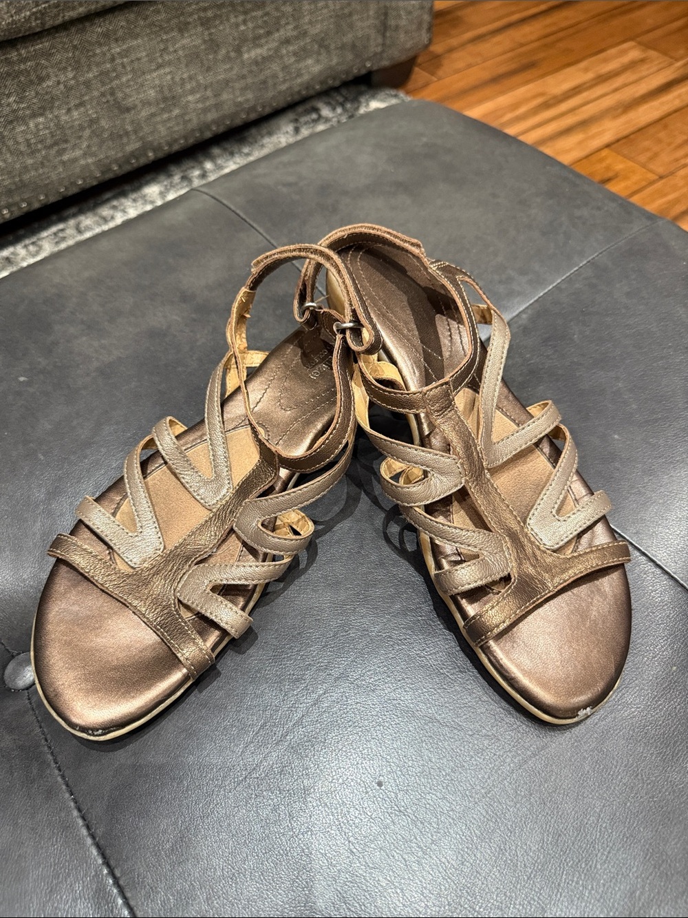 Naturalizer Women’s Two-Toned Metallic Bronze & Gold Multi-Strap Sandals Sz 9.5